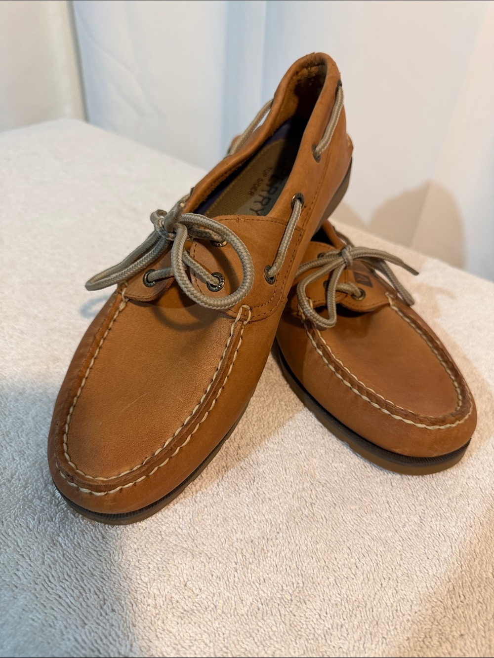 Sperry Men's Tan Leather Boat Shoes with Contrast Laces B4
